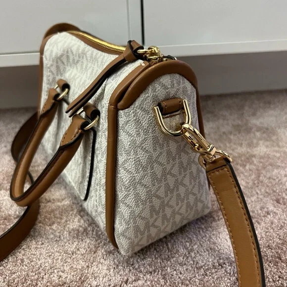 NWT Michael Kors Womens White Mini Hand Bag | White and Gold | Cute Purse - Picture 3 of 6